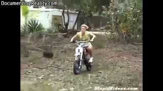 Idiotas en motos
