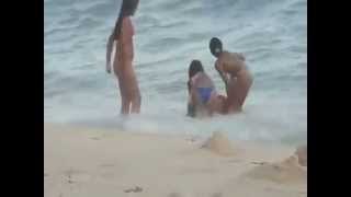 Tremenda revolcada en el mar