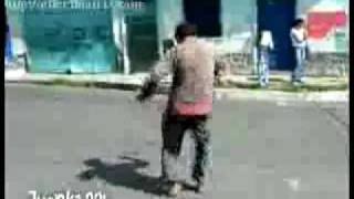 Borracho bailando en la calle