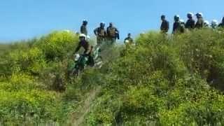 Caída de policía en moto