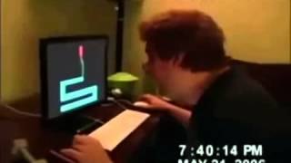 Broma!! Un tonto rompe la computadora de un susto