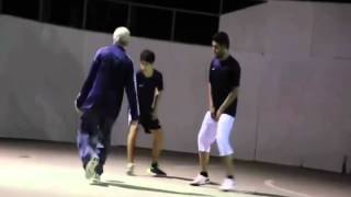 La broma del anciano jugando futbol en la calle