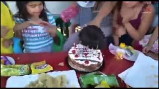 Niño se venga tras 'pastelazo' de cumpleaños