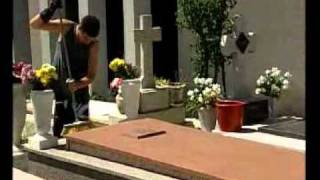 Broma en el Cementerio