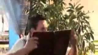 Broma minifalda escaleras