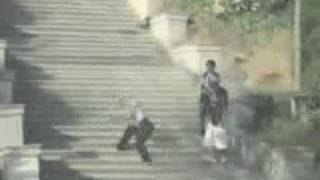 Caida graciosa por escaleras - El hombre de goma