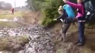 Chica cae de cabeza al barro