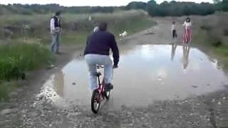 Como cruzar un charco en bicicleta
