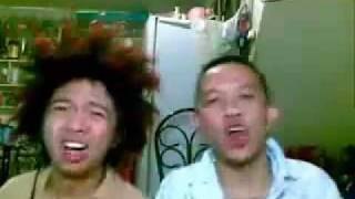 Chinos Tontos cantando en Español