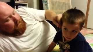 Niño pequeño llora sin control porque su papa le robo la oreja