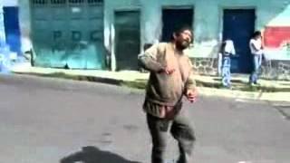 Borracho imitando a Michael Jackson