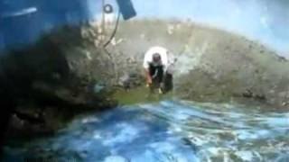 Idiota en piscina vacía