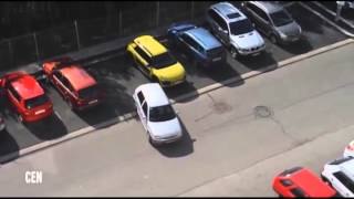 Mujer estalla en furia por no saber estacionarse