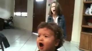 Divertido dueto de hermanos