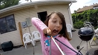 Niña usa arco y flecha para extraer un diente.