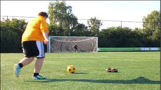Gordos con grandes habilidades cobrando faltas en fútbol