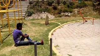 Idiota se cae de un columpio 