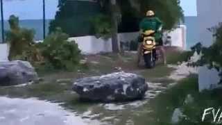 Gordo se cae de la moto