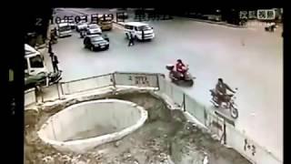 El Borracho de la Moto se cae a un pozo