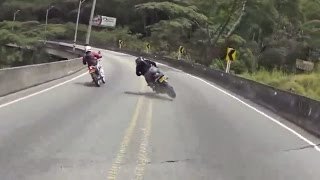 Impresionante caída en moto