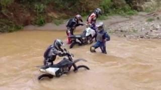 Atravesando un rio en moto