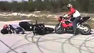 Idiotas en moto