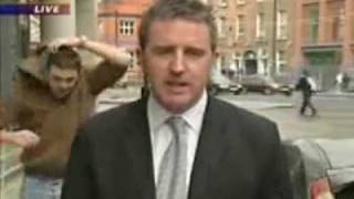 Reporteros tontos y caidas estupidas