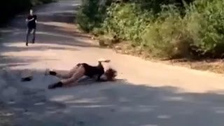 Chica se cae de la patineta