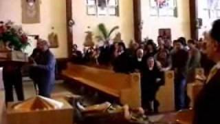 Broma pesada en la iglesia