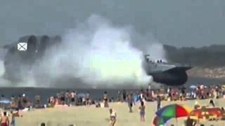 Barco militar ruso atraca en una playa llena de gente