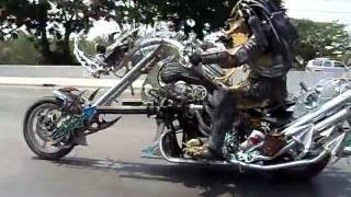 Predator en moto