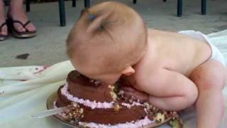 La bebe comiendo tarta de cumpleaños