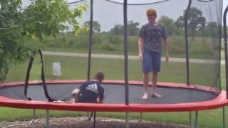 Llaves de lucha WWE en trampolín