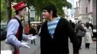 Estatua viviente se molesta