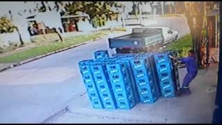 Un pecado: se le caen las cervezas