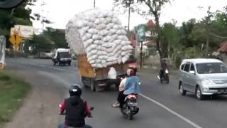 Camión cargado vuelca en cámara lenta