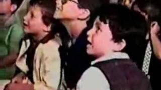 Niño asustado por los titeres