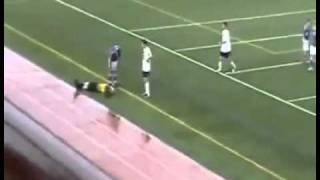 Bbalonazo al árbitro - se  cae peluca