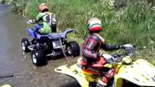 Motos ATV Quads atascadas en el rio