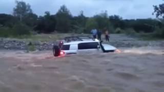 Coche 4x4 atascado en rio caudaloso
