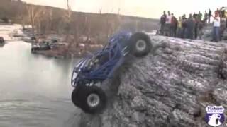 Subiendo pared vertical con coche todo terreno