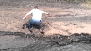 Salta el rio y queda clavado en el barro