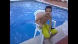 Caida a la piscina con silla