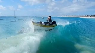 Bote tragado por una ola