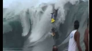 Ola gigante voltea moto de agua.