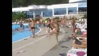 Borracha en la piscina