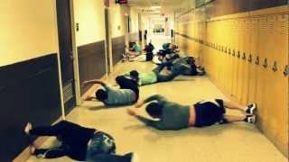 Nadando en el pasillo de la escuela