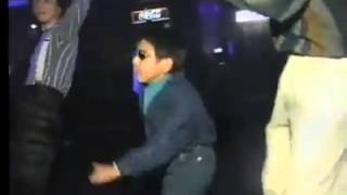 Niño bailando música de los 80's