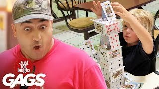Niño construye castillo de cartas en segundos