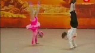 Impresionante pareja de baile infantil